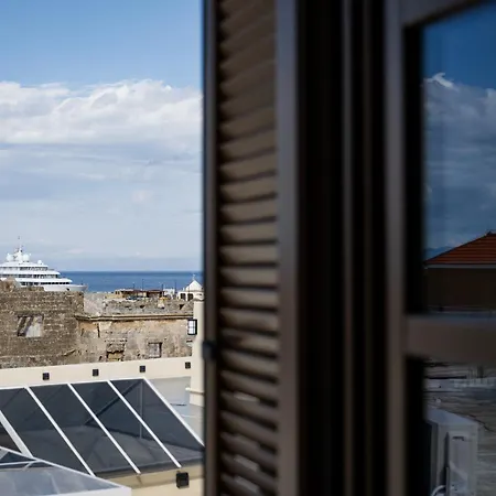 Karavel - Old Town Boutique Hotel de apartamente